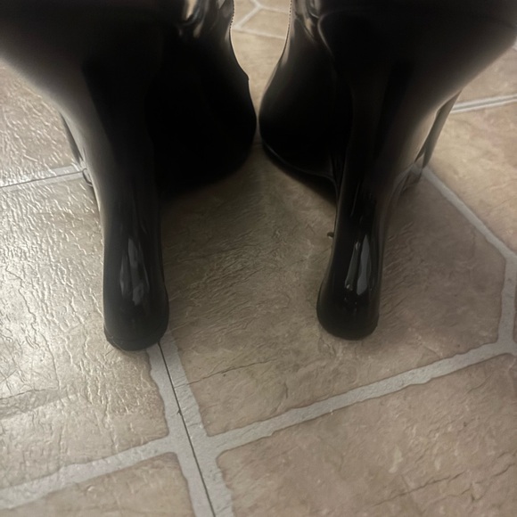 Prada Black Leather Pumps with White Accents - Picture 5 of 8